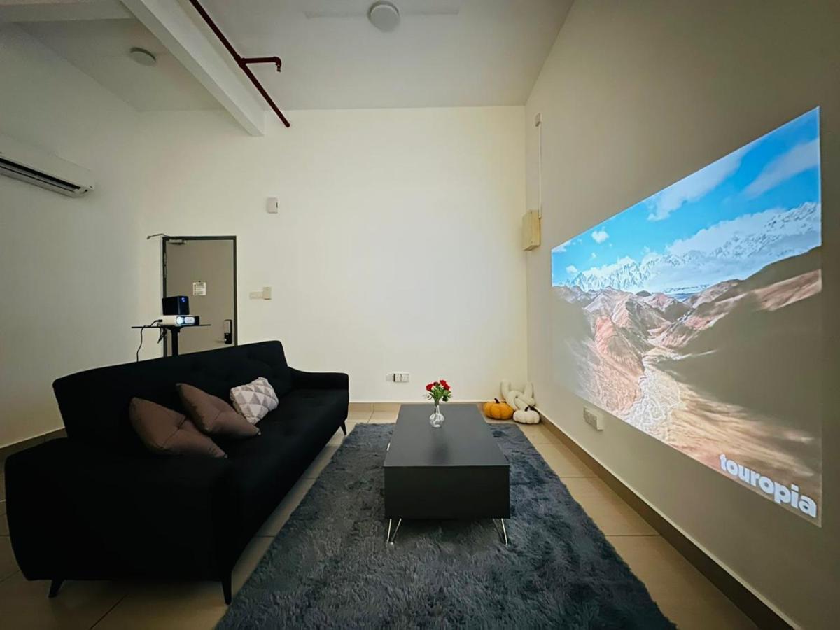 Manhattan, Mount Austin By Antlerzone Apartemen